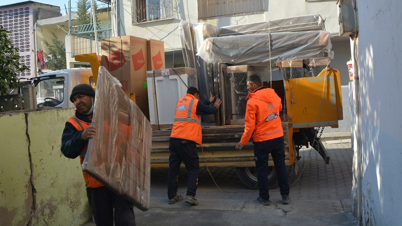 Mersin Büyükşehir  Belediyesi evi yanan ailelere eşya desteği sağladı