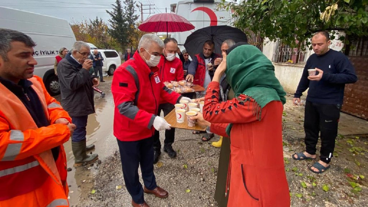 Adana'da yağmur mağdurlarına Kızılay yardımı