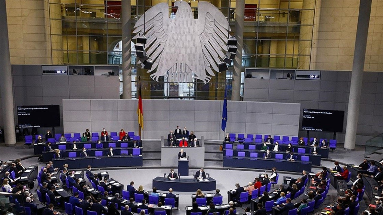 Alman parlamentosunda Kovid-19 tedbirleri sertleştirildi