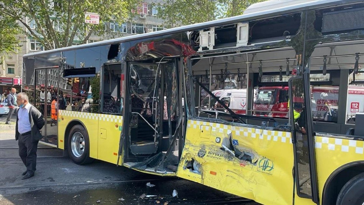 Fatih'te tramvay ile İETT otobüsü çarpıştı
