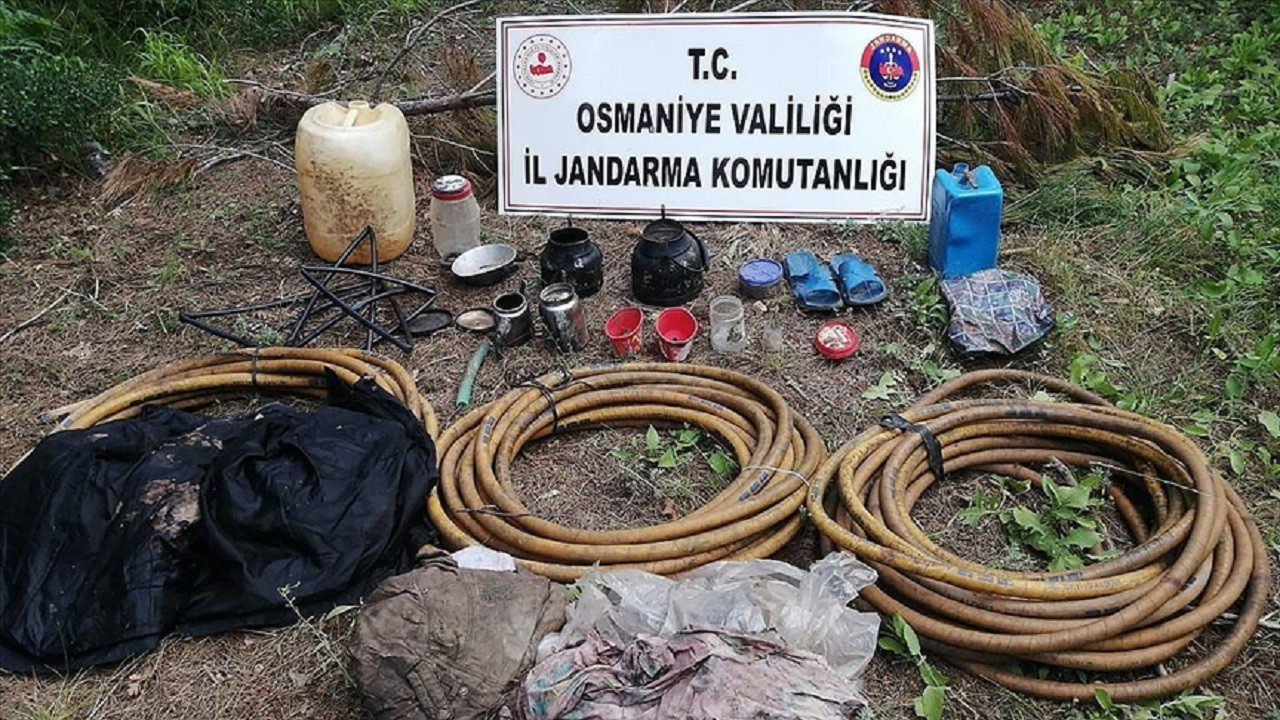 Amanos Dağları'nda teröristlerin kullandığı sığınakta yaşam malzemesi bulundu