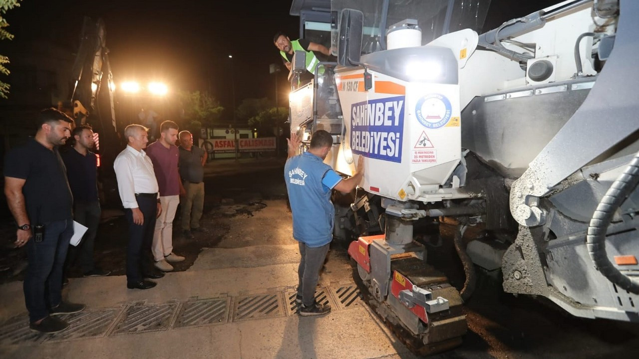 Şahinbey Belediyesi’nin asfaltlama çalışmaları gece gündüz devam ediyor