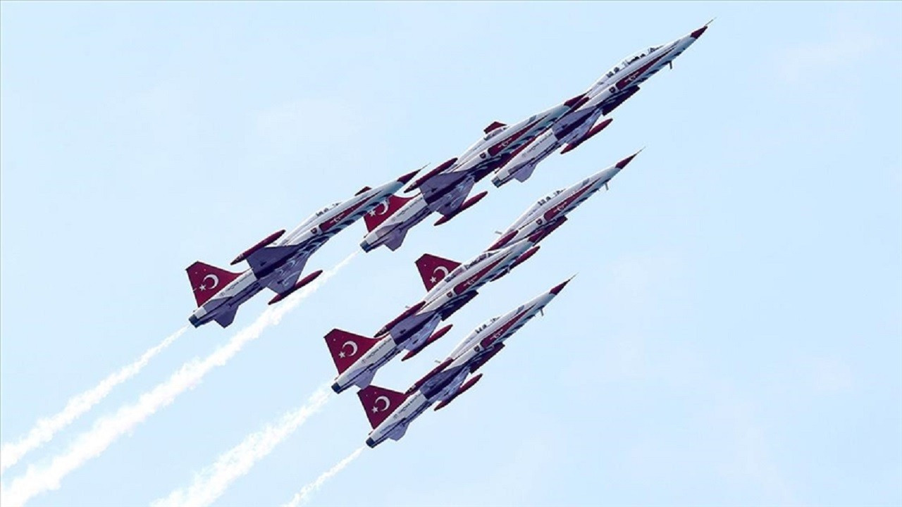 Türk Yıldızları Trabzon'da gösteri uçuşu yaptı