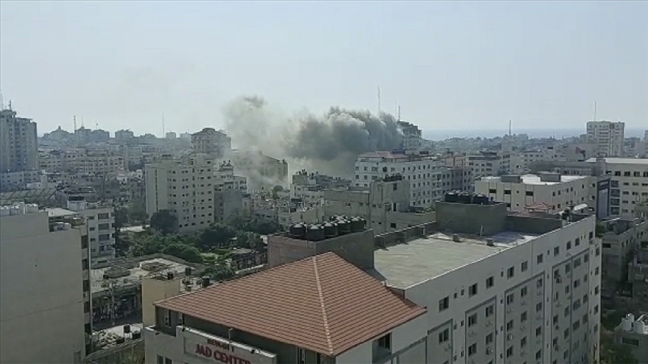 İsrail, abluka altındaki Gazze Şeridi'ni vurduğunu açıkladı