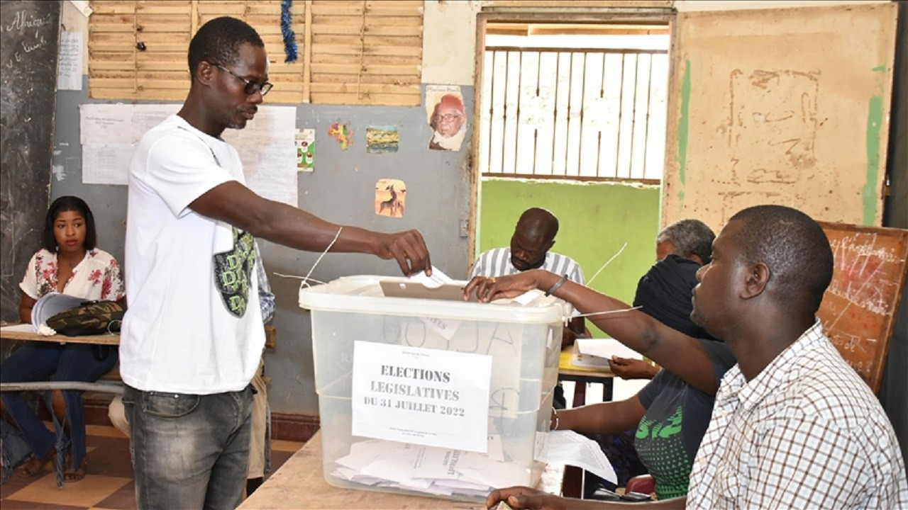 Senegal'de düzenlenen genel seçimde iktidar partisi çoğunluğunu kaybetti