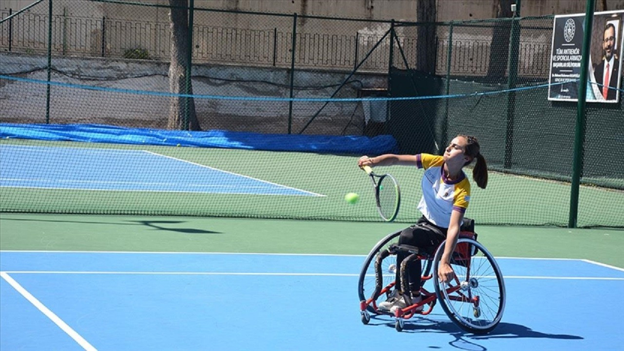 Şırnaklı engelli milli tenisçi Zeliha Aksak hedeflerine adım adım ilerliyor