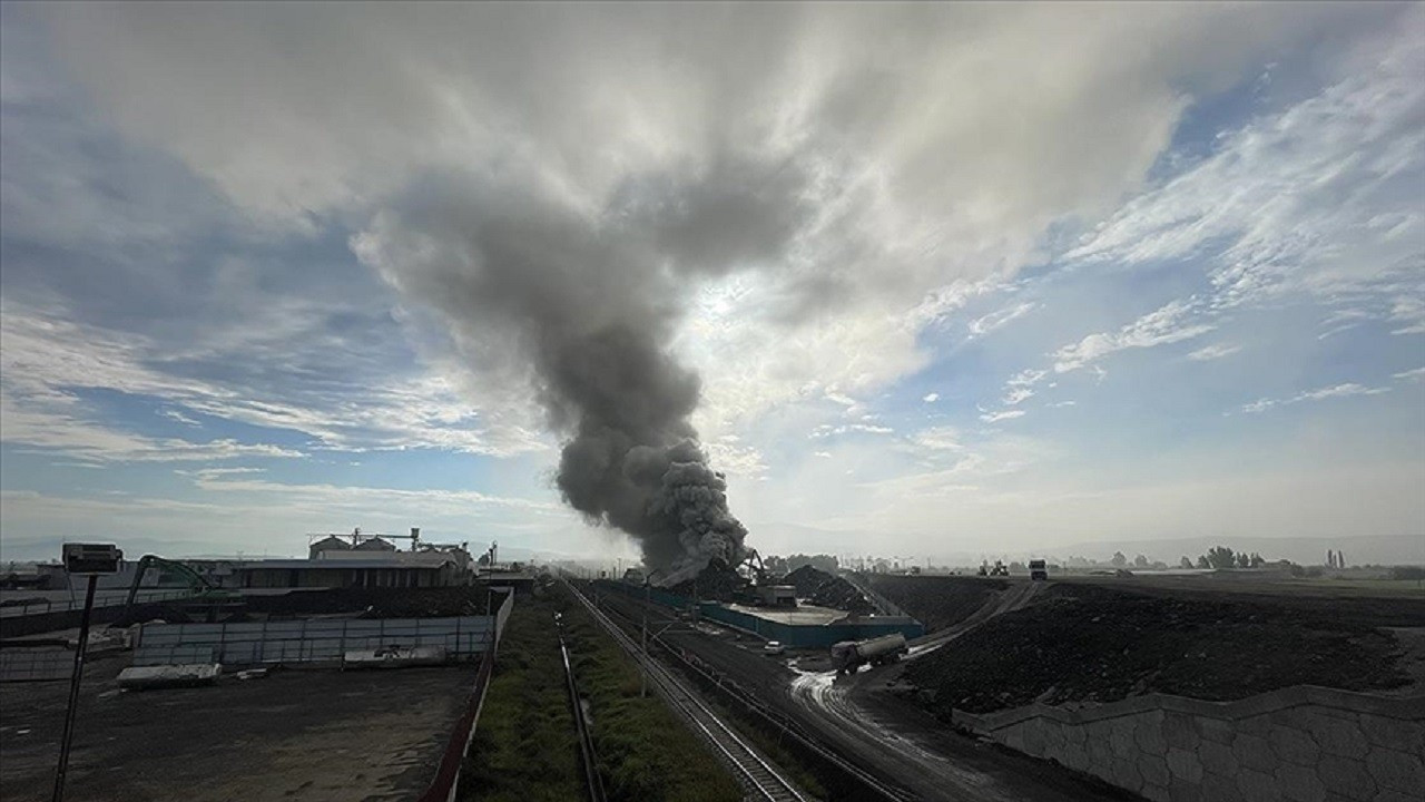 Osmaniye'de geri dönüşüm tesisinde çıkan yangına müdahale ediliyor