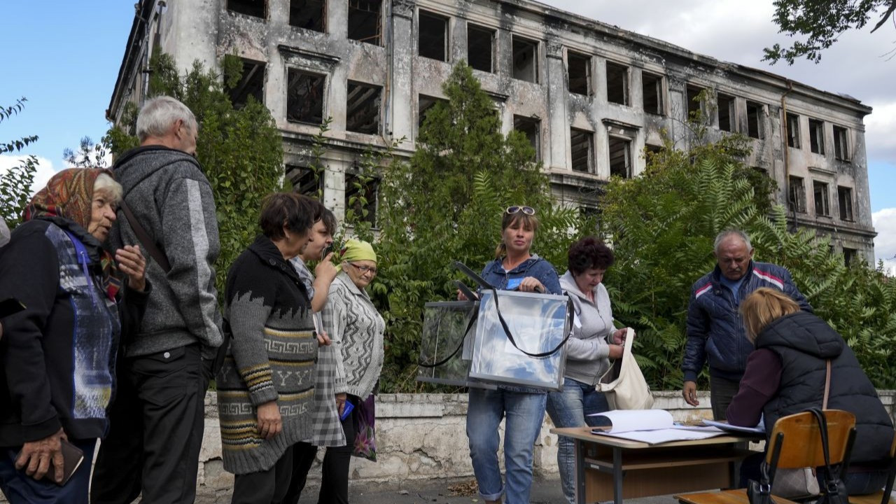 Ukrayna’daki ayrılıkçı yönetimler Rusya’ya katılmak için referandum düzenliyor