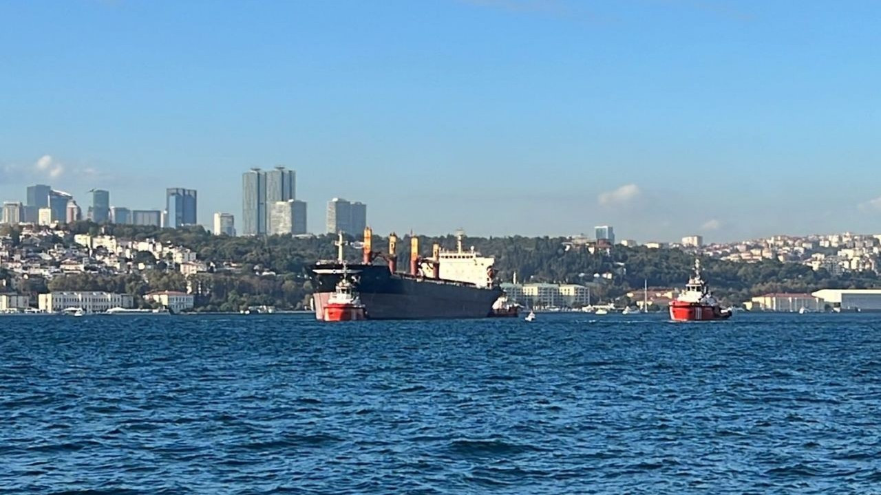 İstanbul Boğazı'ndaki trafik, dümeni kilitlenen gemi nedeniyle askıya alındı