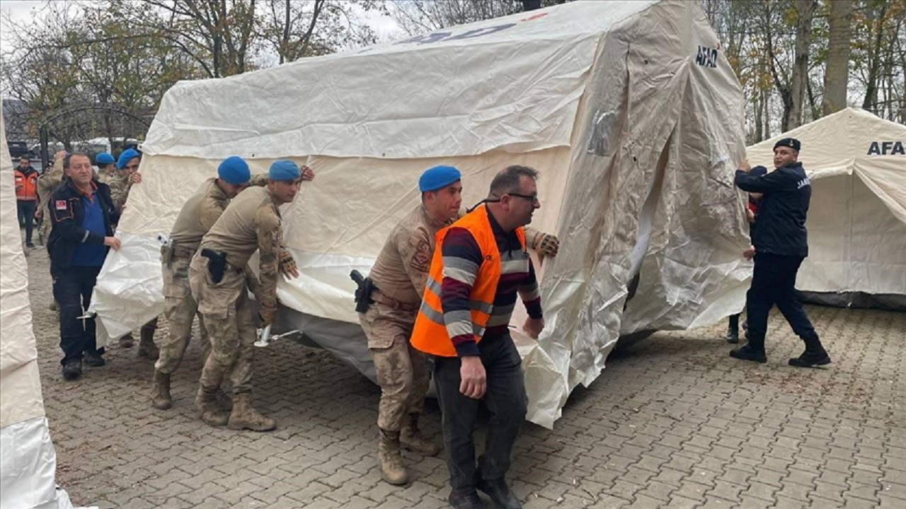 Düzce'de AFAD görevlileri, jandarma komandoların yardımıyla deprem çadırı kurdu