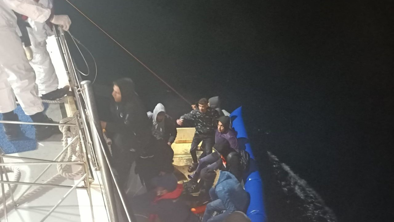Kuşadası'nda 16 düzensiz göçmen kurtarıldı