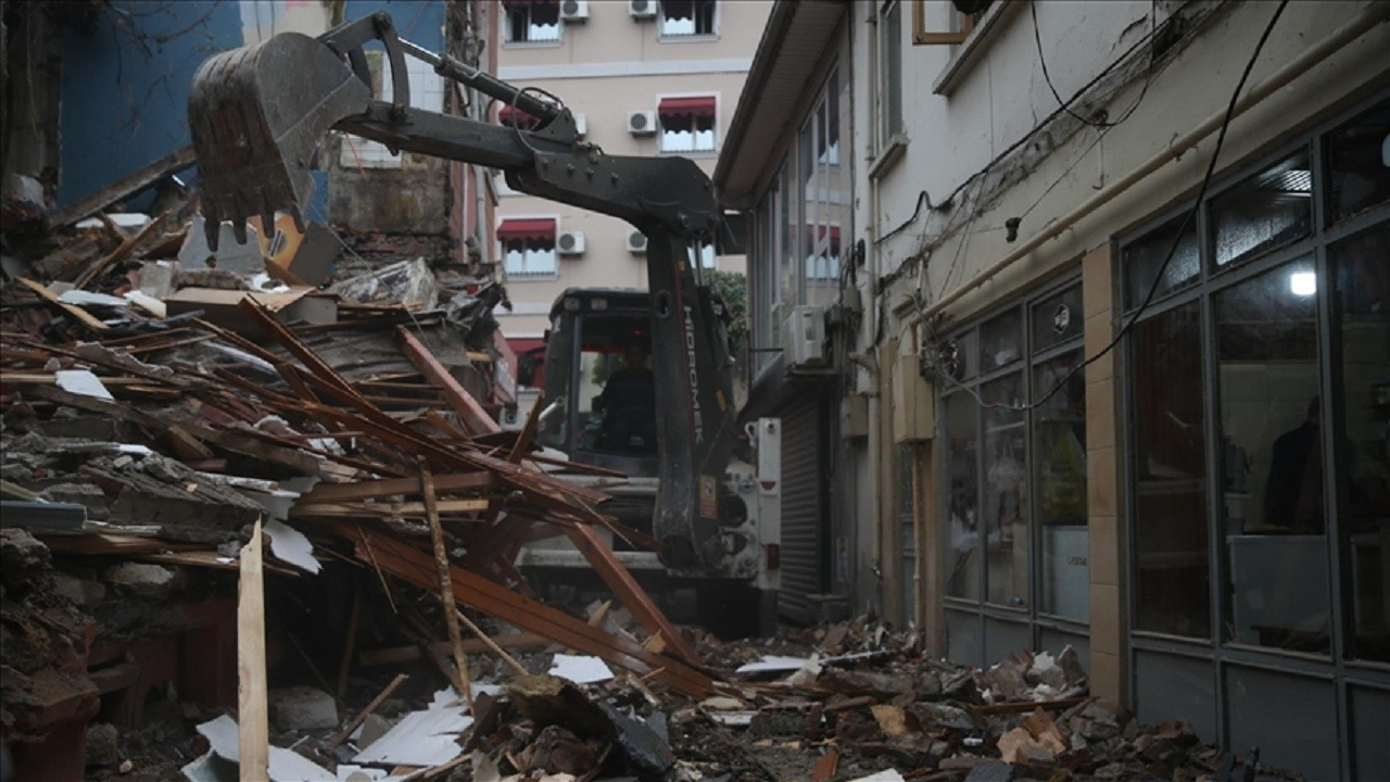 Düzce'deki depremde yıkılan iş yerinin enkazı kaldırılıyor