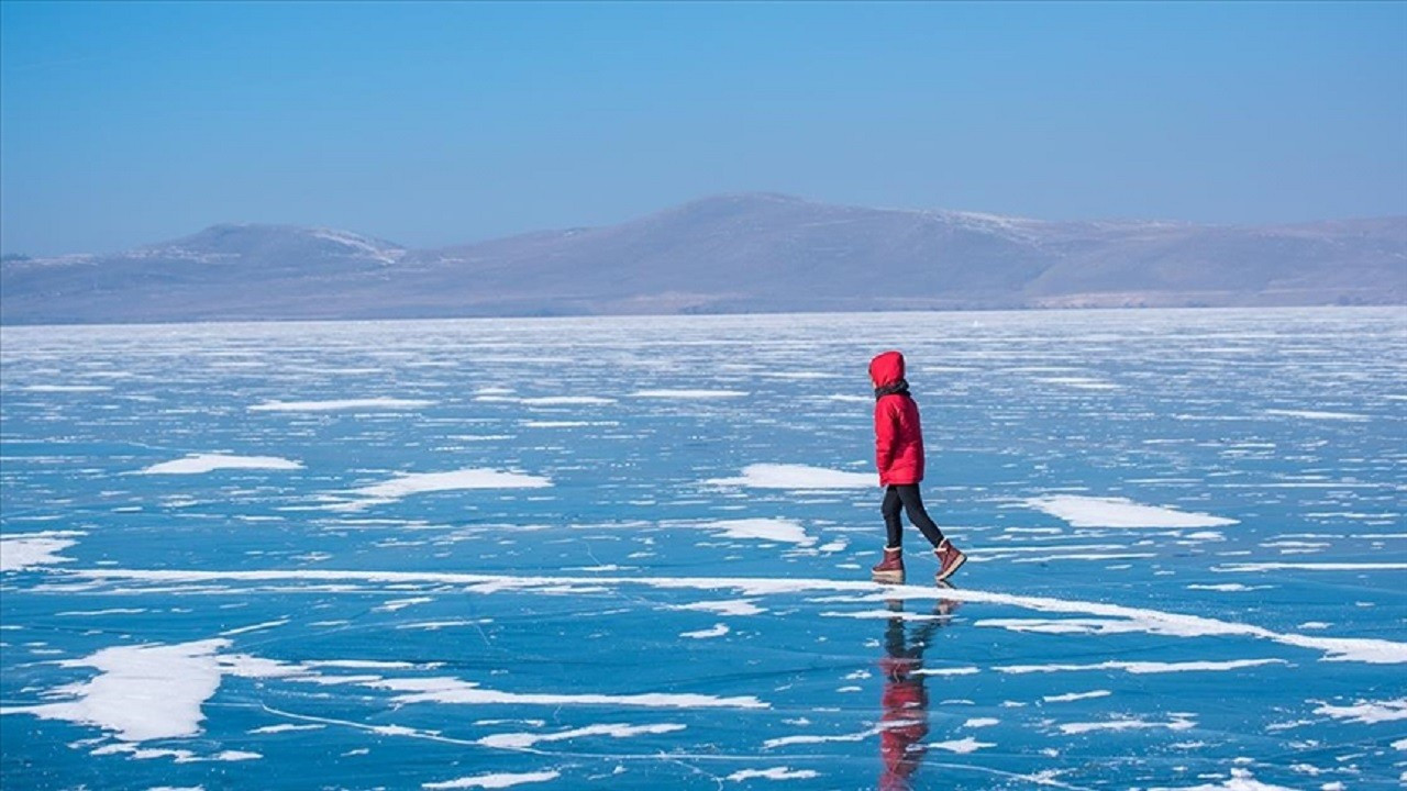 Kars ve Ardahan'da göletler, çeşmeler, kaldırımlar buz tuttu