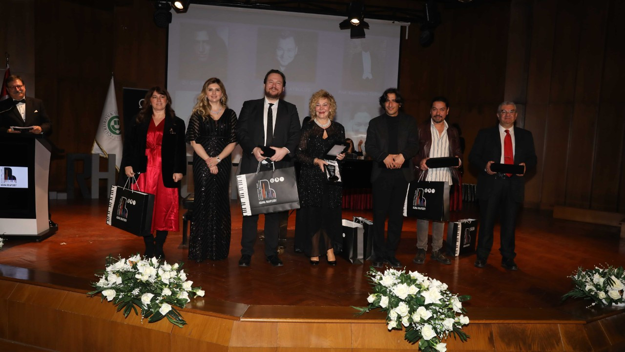 ÇÜ 50. Yıl Özel Ödülü Devlet Sanatçısı Gülsin Onay’a verildi