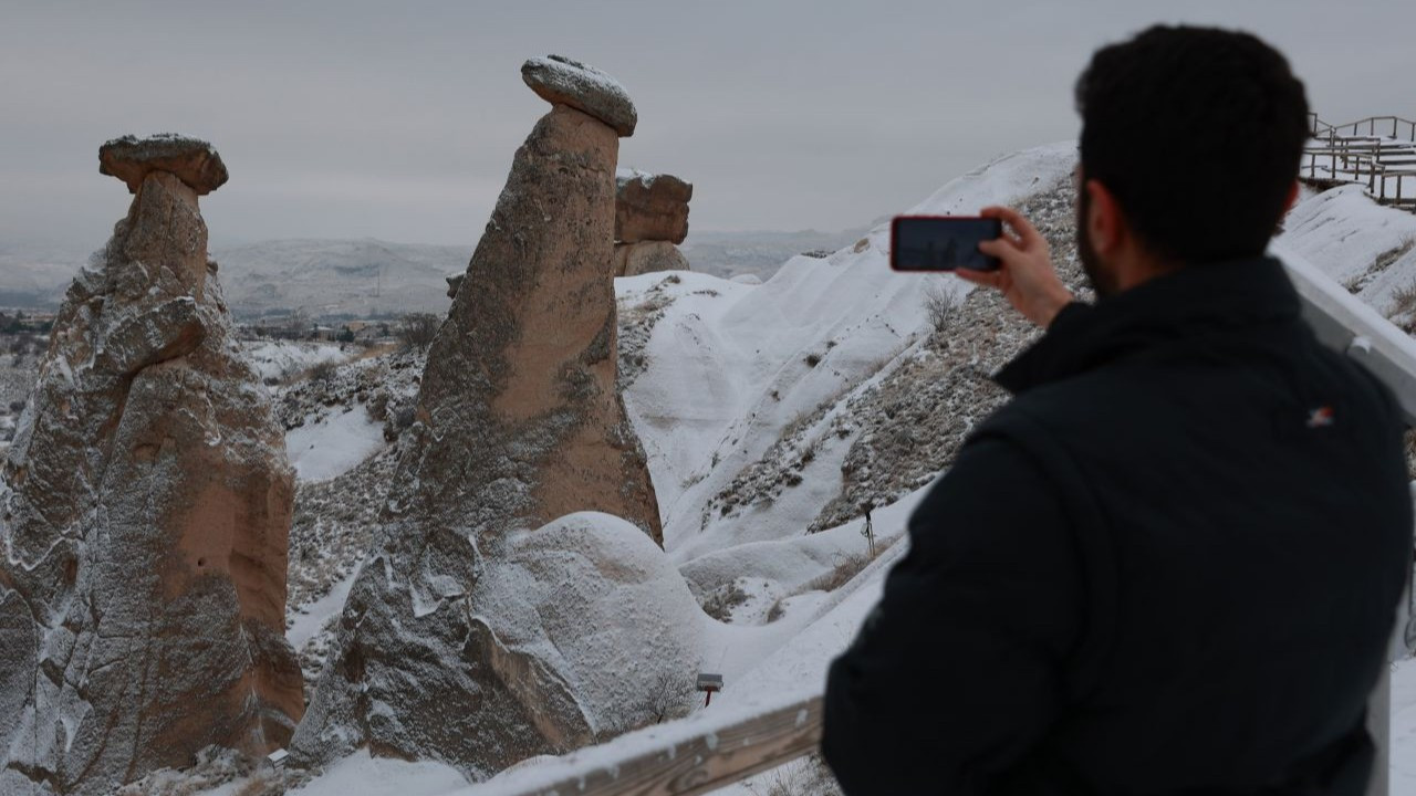 Turistler karla kaplanan Kapadokya'da gezdi