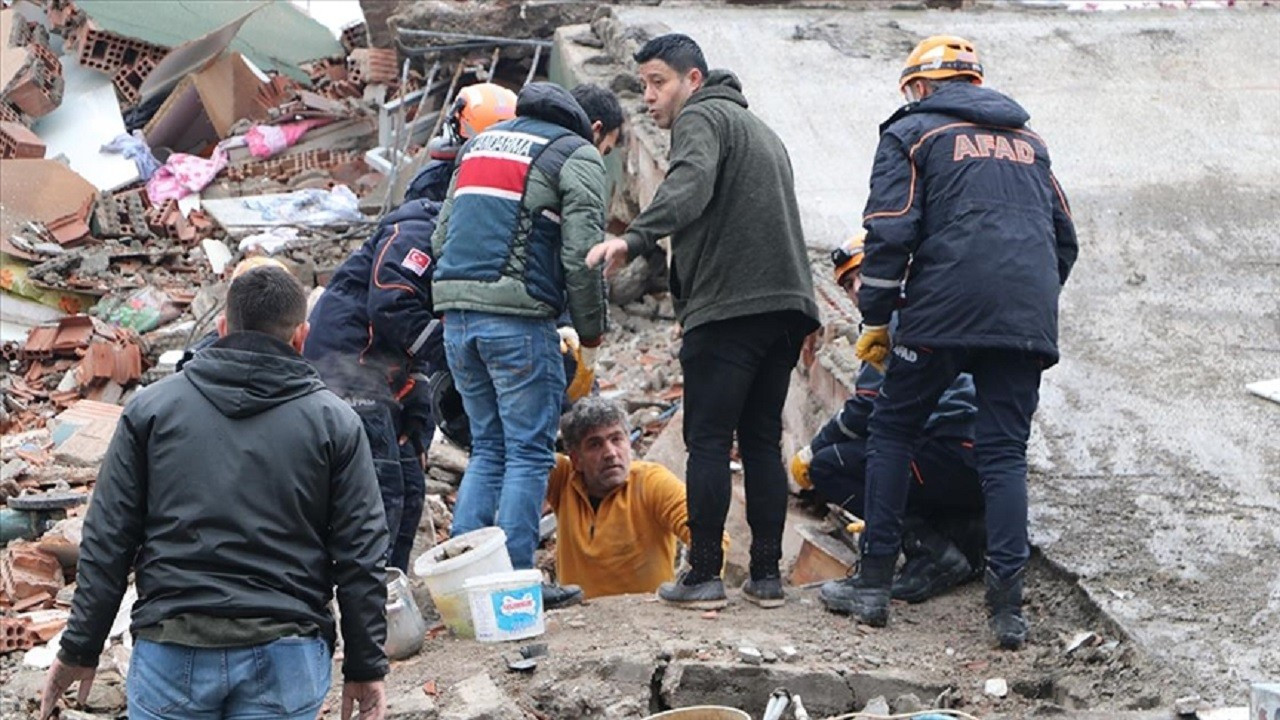 Depremlerde 3 bin 381 kişi hayatını kaybetti