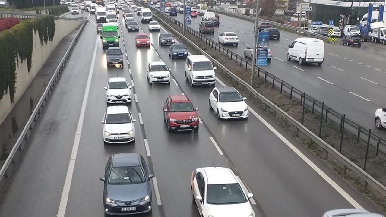 Yağış nedeniyle İstanbul'un bazı ilçelerinde trafik yoğunluğu oluştu