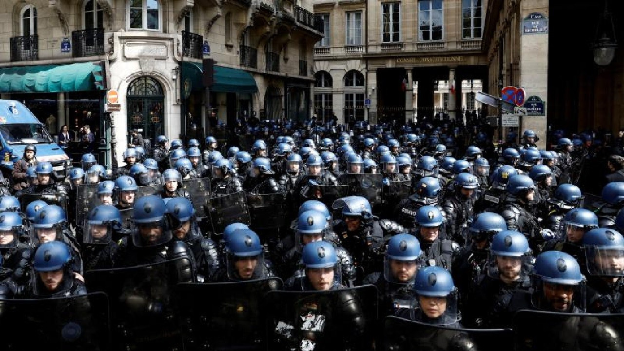 Fransa, yarınki kitlesel protestolara ülke dışından katılıma karşı harekete geçti