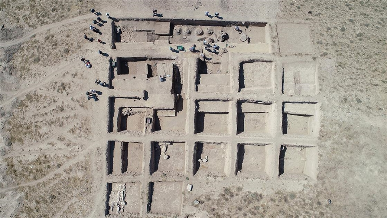 Van'daki Garibin Tepe'de Urartular dönemine ait anıtsal yapı grubu ortaya çıkarıldı