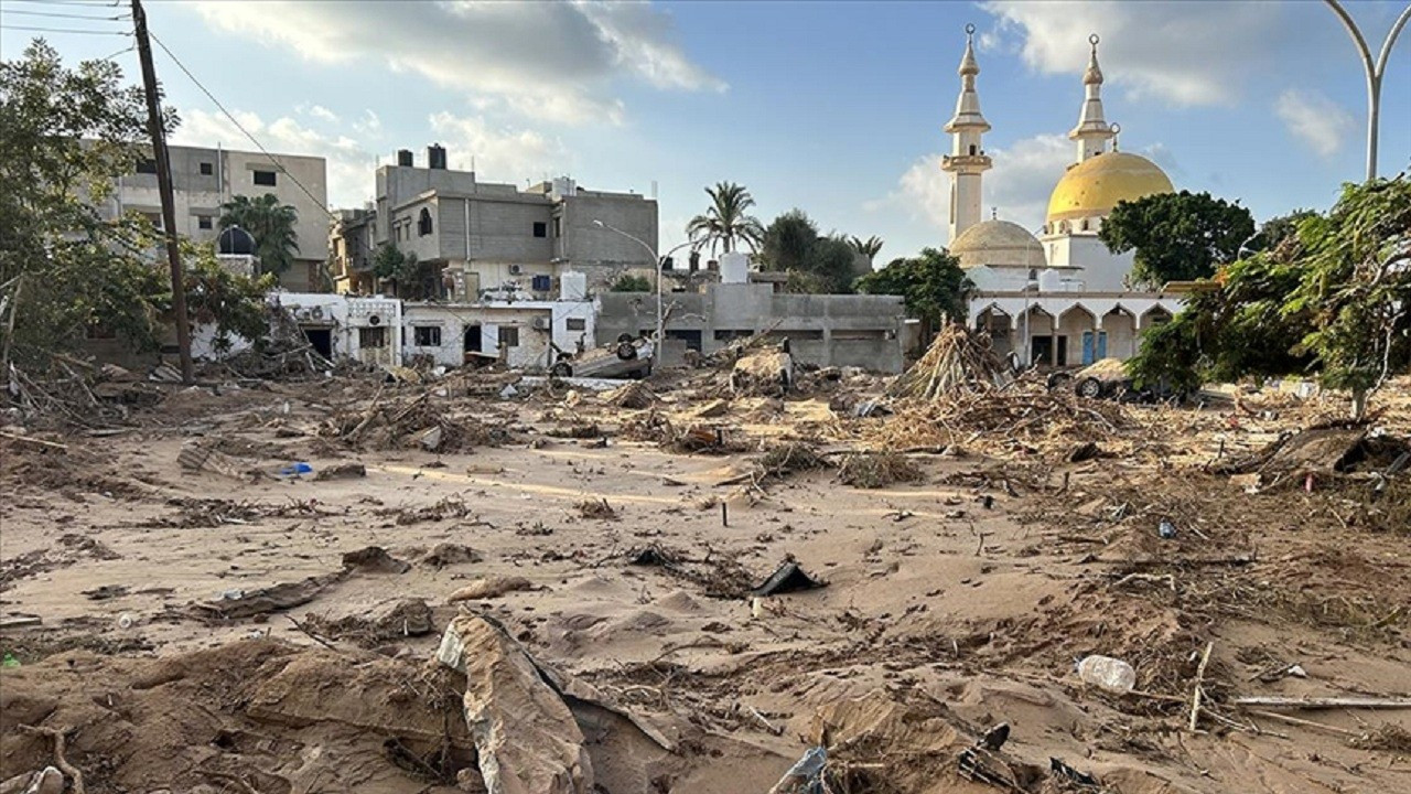 Sel felaketinin vurduğu Libya’nın Derne kentindeki halkın endişeli bekleyişi sürüyor