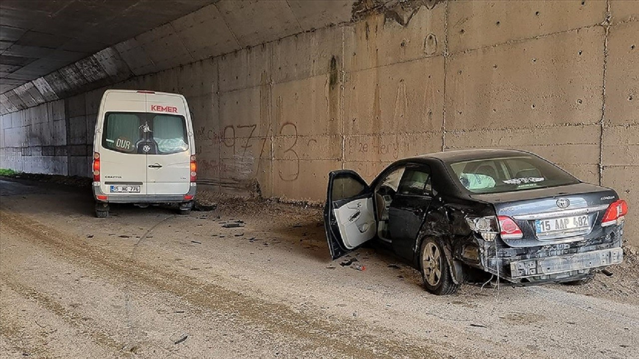 Burdur'da öğrenci servisi ile otomobilin çarpıştığı kazada 14 kişi yaralandı
